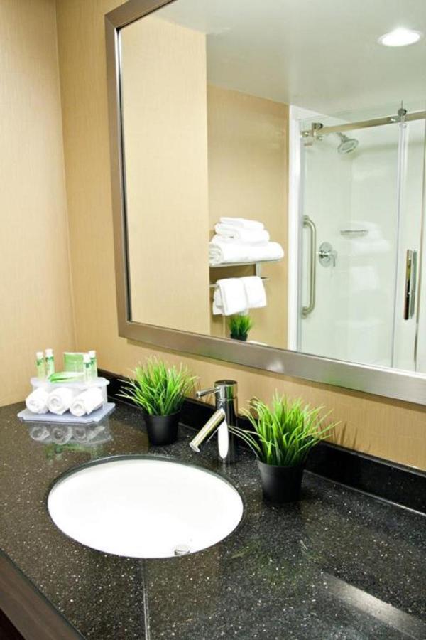 Holiday Inn Express Pembroke By Ihg Luaran gambar